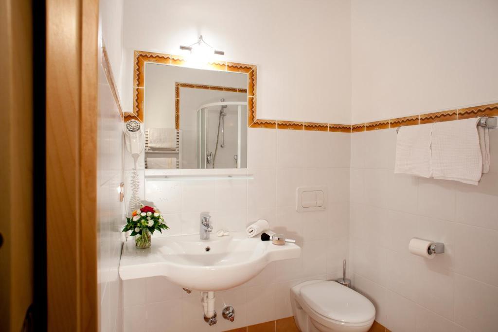 Hotel-Garni Appartement Gartenheim Schenna Zimmer foto